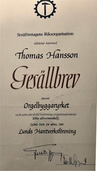 Thomas Hansson fick sitt gesällbrev så sent som 1991. Till brevet medföljde också organisationens lilla silvermedalj. 